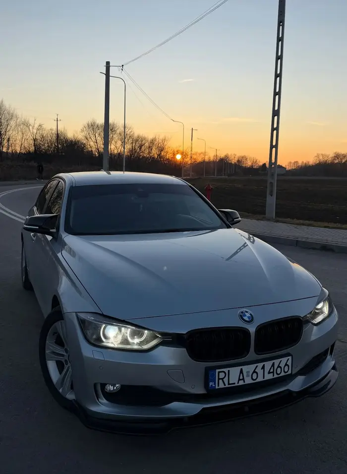 Przepiękna kobieta za sterami.