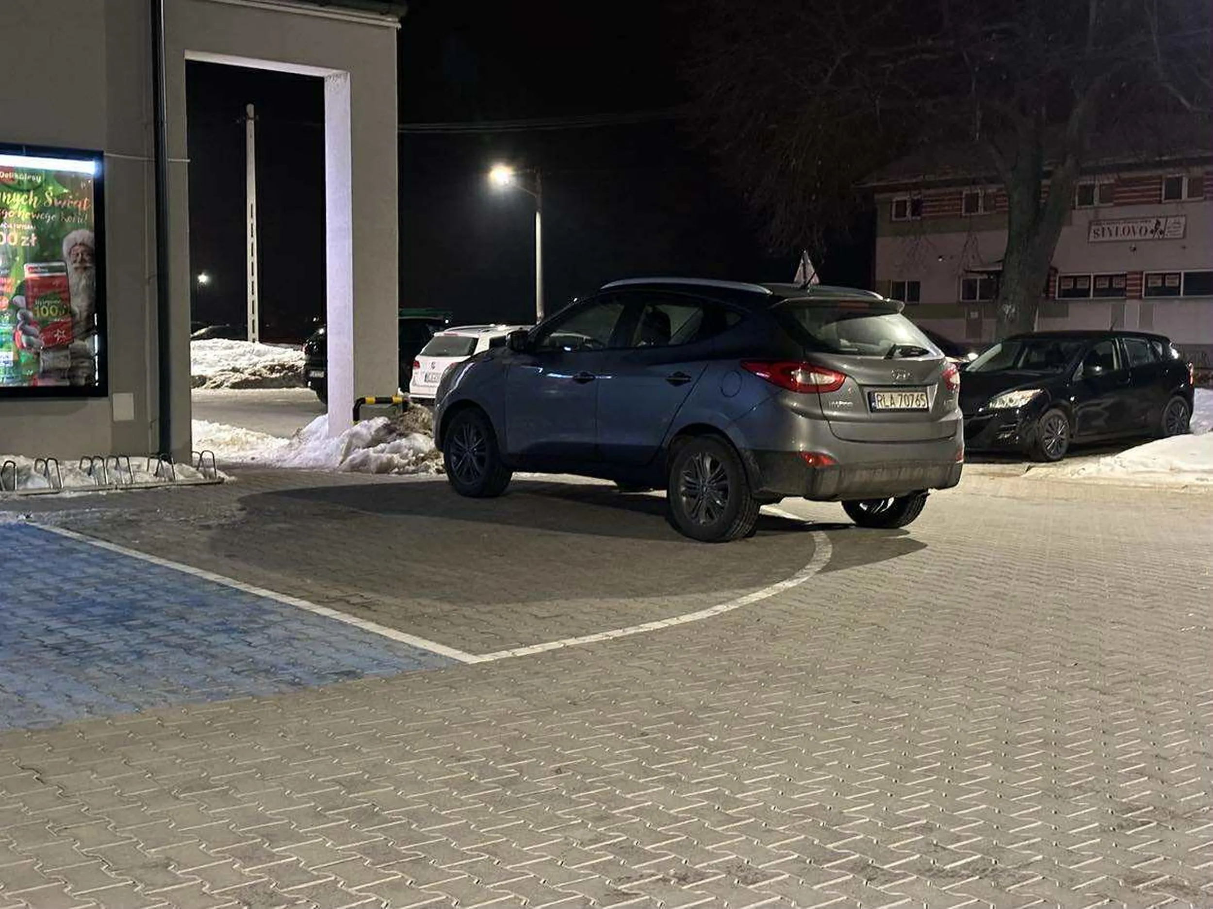 To chyba nie parking. A miejsc parkingowych od groma