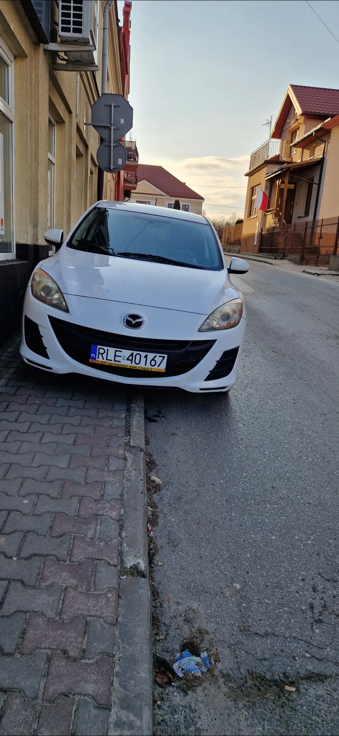 Staje na chodniku, z wózkiem musiałam isc przez jezdnie, jak robilam zdjęcie to akurat szedł do samochodu zaczął się rzucać ze po co te zdjęcia