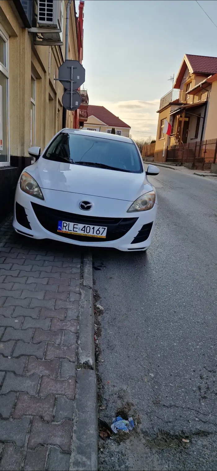 Staje na chodniku, z wózkiem musiałam isc przez jezdnie, jak robilam zdjęcie to akurat szedł do samochodu zaczął się rzucać ze po co te zdjęcia