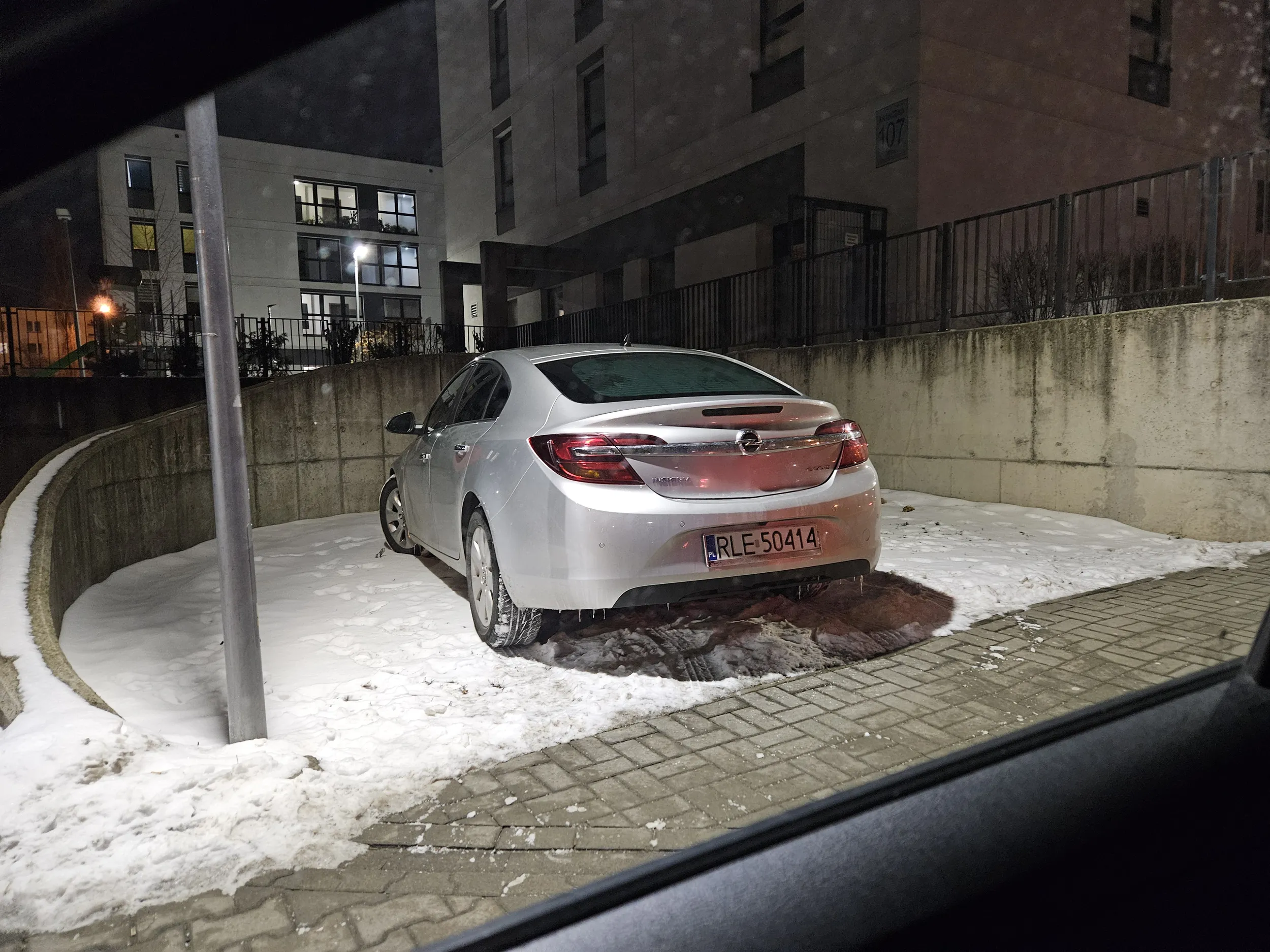 Niedość, że pod zakazem, to jeszcze obok był parking.