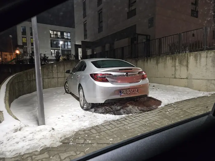 Niedość, że pod zakazem, to jeszcze obok był parking.