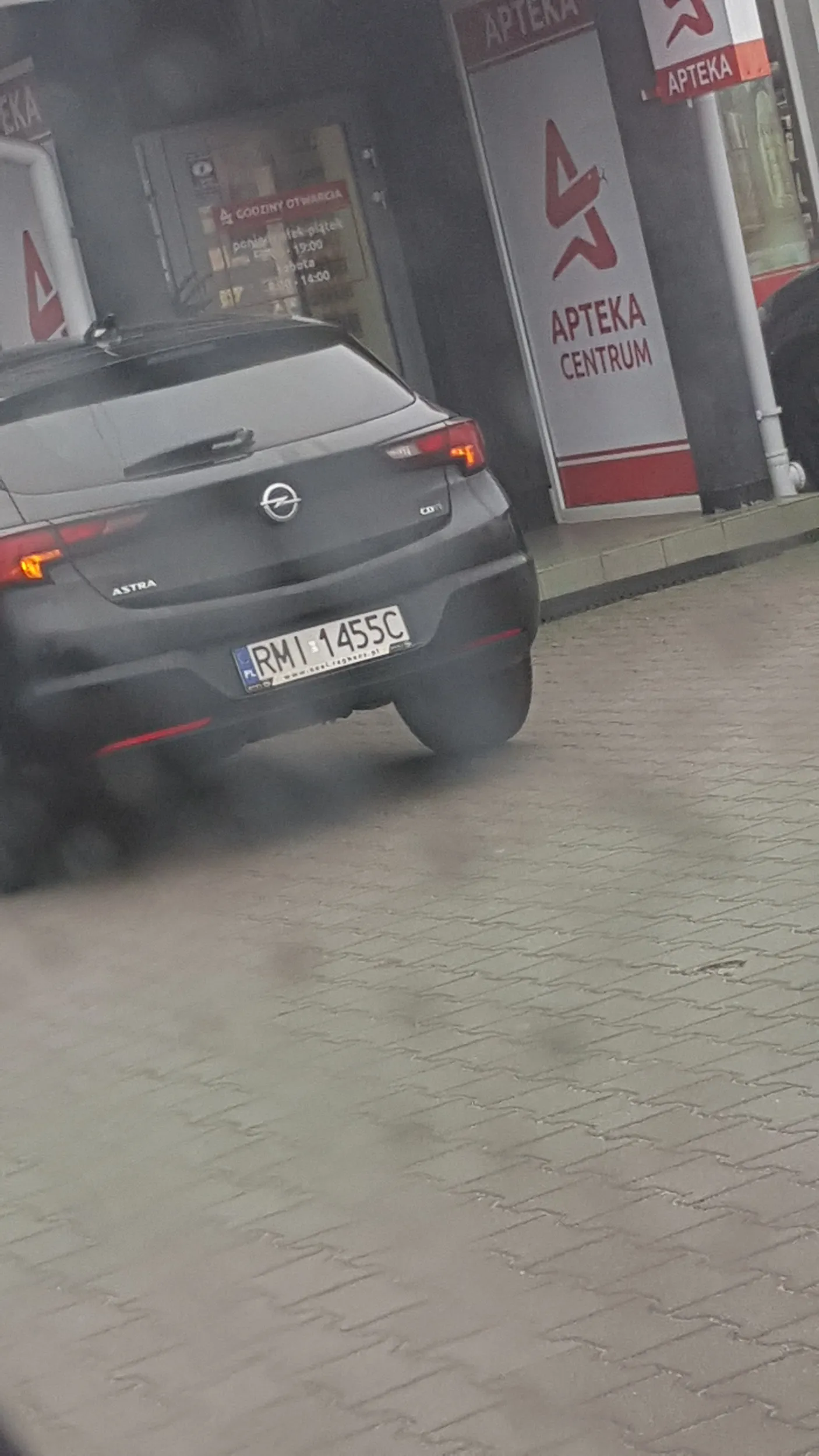 Kierowca Opla Astry na tych tablicach rejestracyjnych wjechał na parking mimo wyraźnego zakazu. Gdy zwróciłem mu uwagę, zaczął mnie wyzywać i prowokować do bójki. Dodatkowo składał mi lusterko w aucie. Brak kultury i kompletny brak szacunku dla innych. Uważajcie na takiego kierowcę.