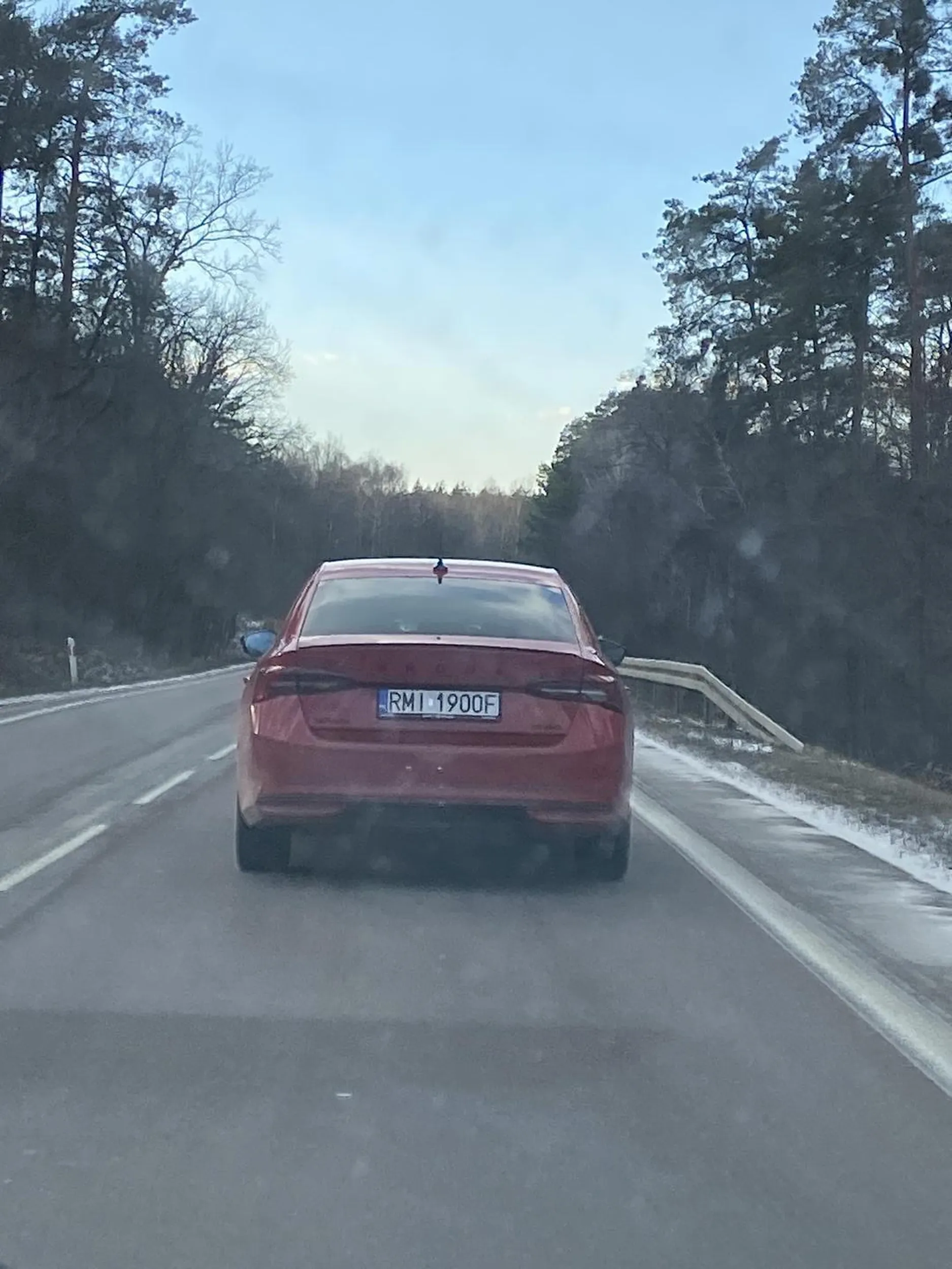 Kierowca spowalnia do prędkości około 15-20km/h na drodze w terenie niezabudowanym spowalniając przy tym inne pojazdy po czym gwałtowanie przyspiesza aby za chwilę znów się zatrzymać. Wszystko to na drodze z ograniczeniem do 90km/h przy sporej ilości samochodów.