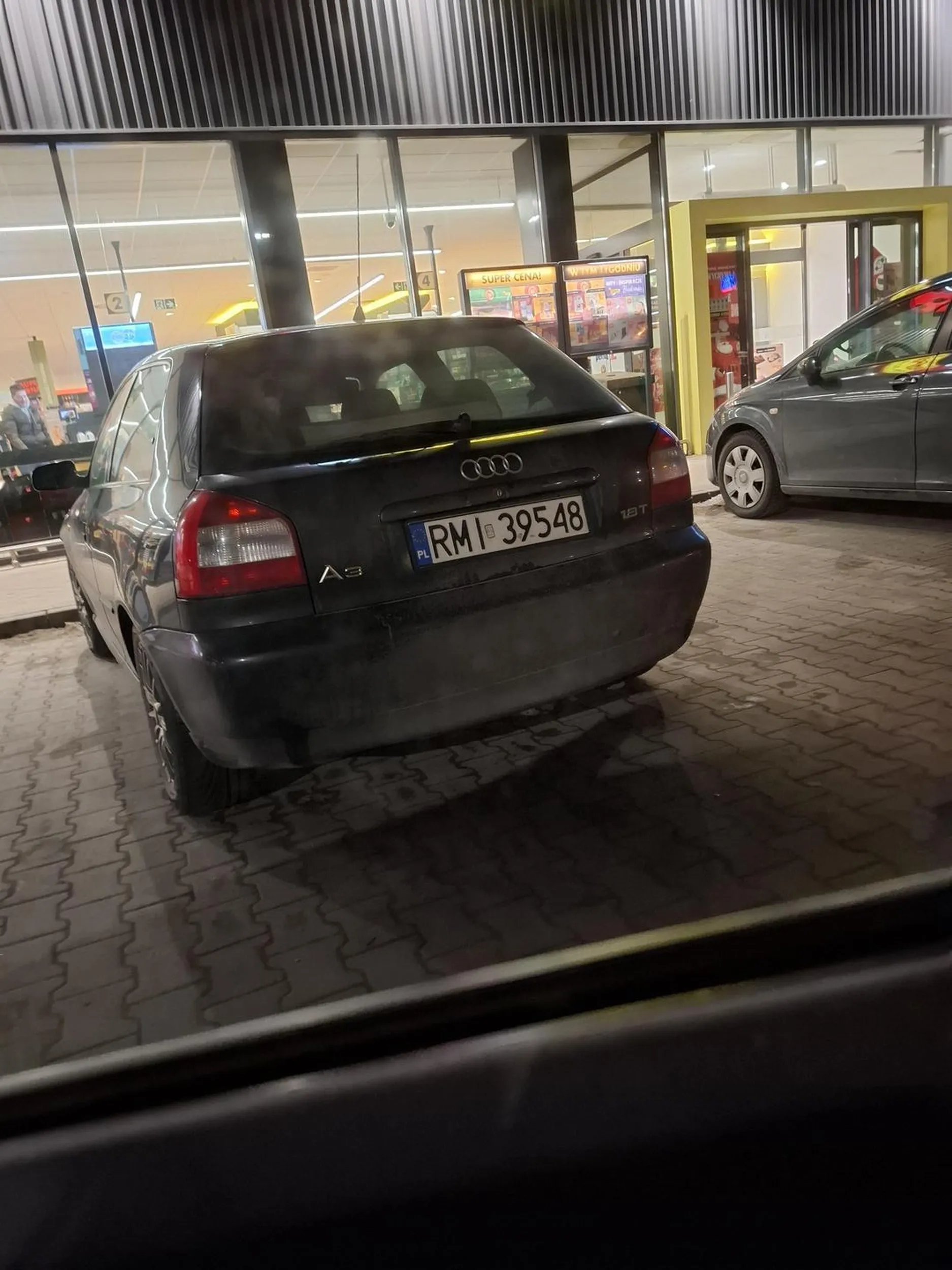 Grube babsko wysiada z trupa i obija drzwiami stojące obok auta. Omijać z daleka kanalie!!