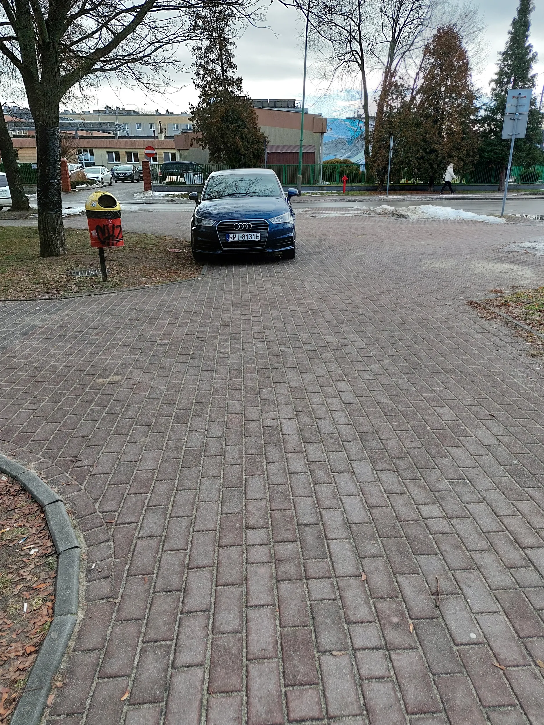 jazda i parkowanie na chodniku dla pieszych