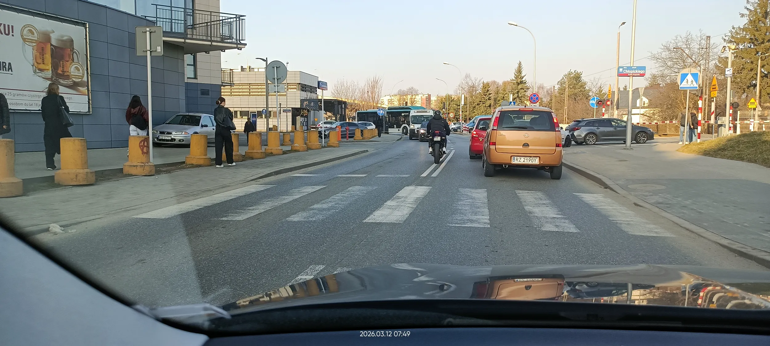 Kretyn wyprzedza na podwójnej ciągłej, przejściu dla pieszych i skrzyżowaniu.