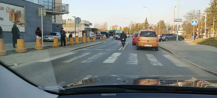 Kretyn wyprzedza na podwójnej ciągłej, przejściu dla pieszych i skrzyżowaniu.