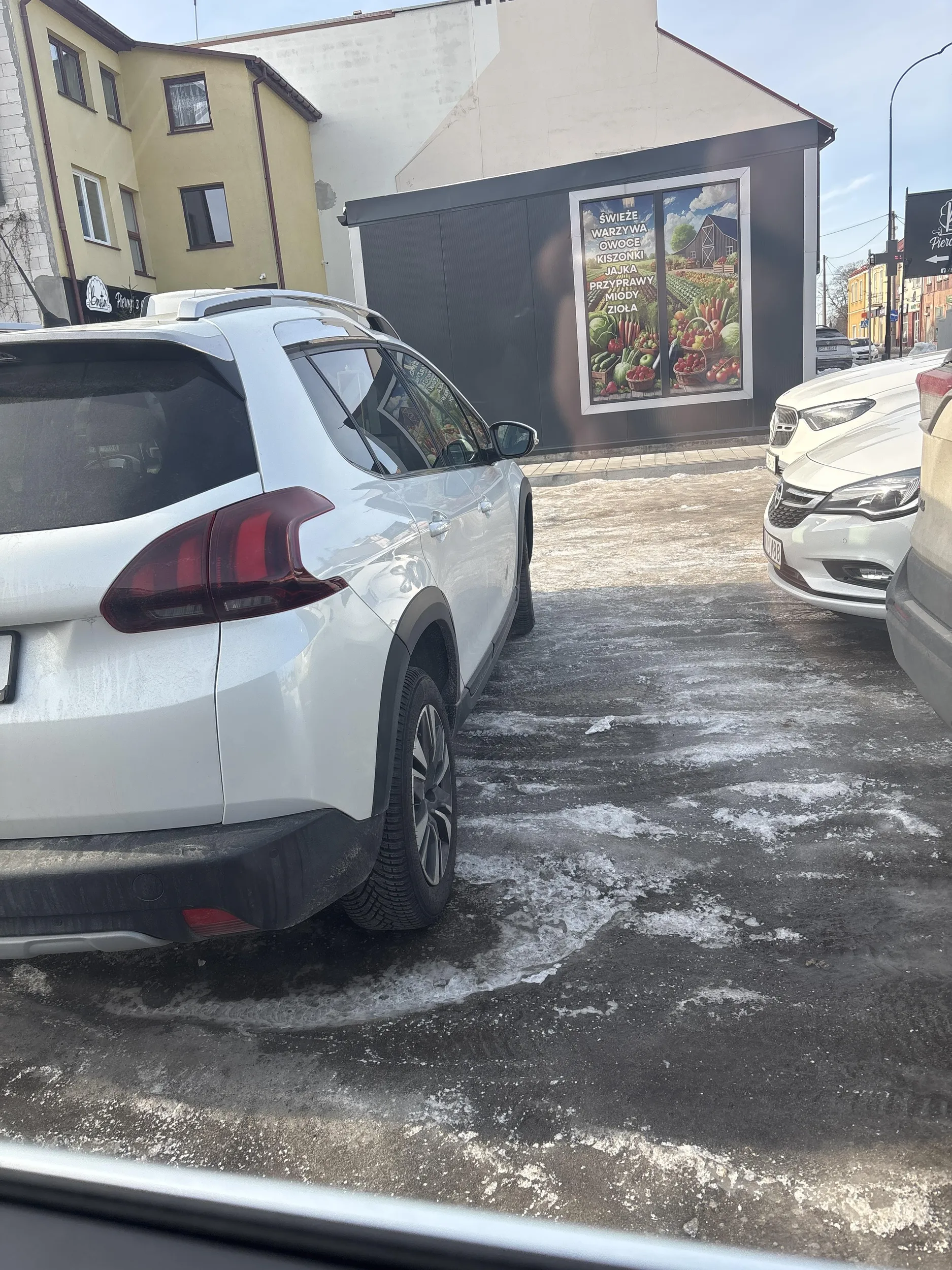 peugeot zastawia 3 samochody na parkingu siedzimy już 2h  w aucie niech kierowca nauczy się parkować