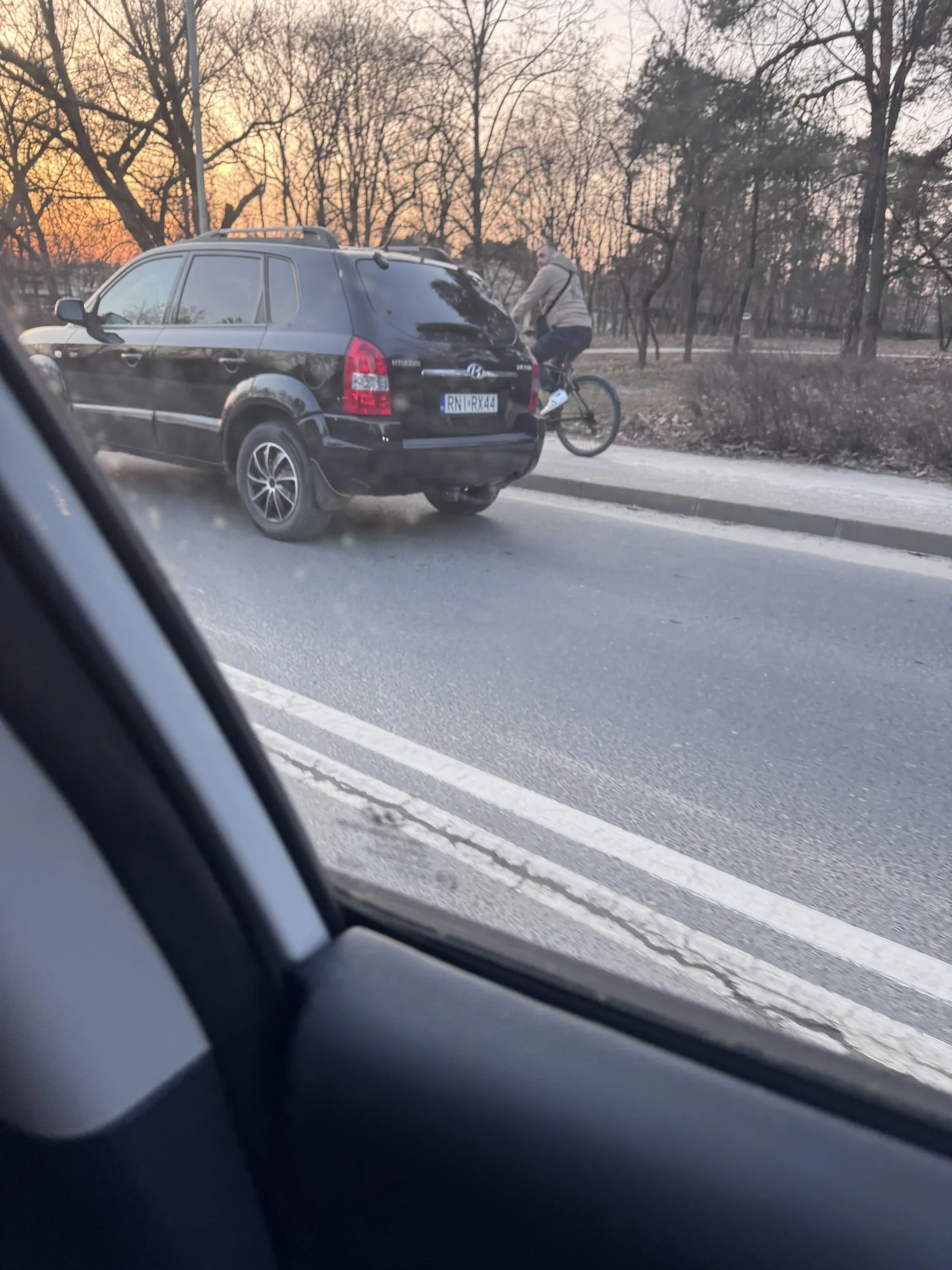 Nie pozdrawiam buca, przez którego cała droga przy zamkniętym przejezdzie kolejowym była zablokowana. Wystarczyło żeby podjechał metr do przodu i nie byłoby problemu. Wypierdalaj do siebie do Niska robić gnój
