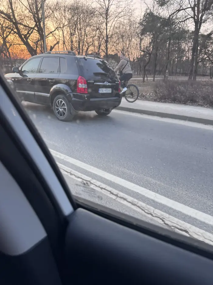 Nie pozdrawiam buca, przez którego cała droga przy zamkniętym przejezdzie kolejowym była zablokowana. Wystarczyło żeby podjechał metr do przodu i nie byłoby problemu. Wypierdalaj do siebie do Niska robić gnój