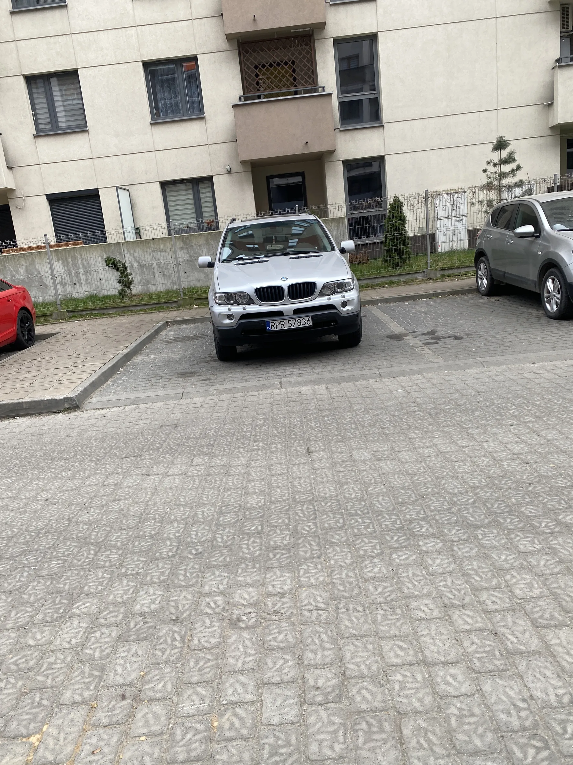 Ciężki przypadek upośledzenia umysłowego. Zastanawiające, w jaki sposób zdał egzamin na prawo jazdy, skoro nie potrafi zaparkować nie zajmując dwóch miejsc.