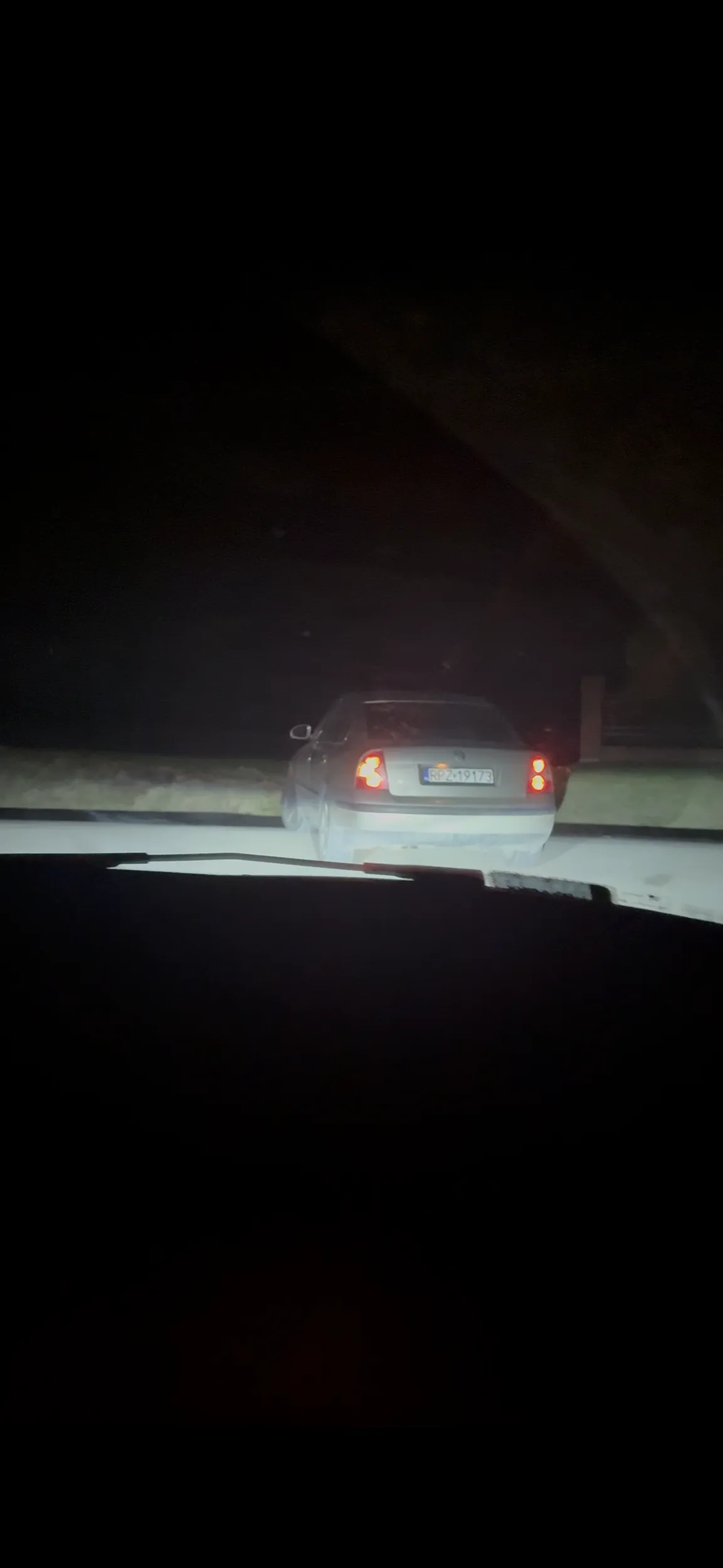 20 marca 2026 ok godziny 23.30 jechał w stronę Przeworska prawdopodobnie pod wpływem alkoholu, jeździł od lewej do prawej, jadąc z naprzeciwka zjechał do środka jezdni prawie powodując kolizję