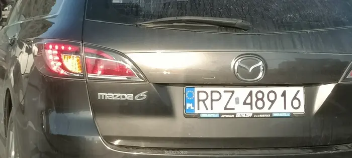 Kretyn w ostatniej chwili postanawia skręcić w lewo i pakuje się na lewoskręt bez patrzenia w lusterka.