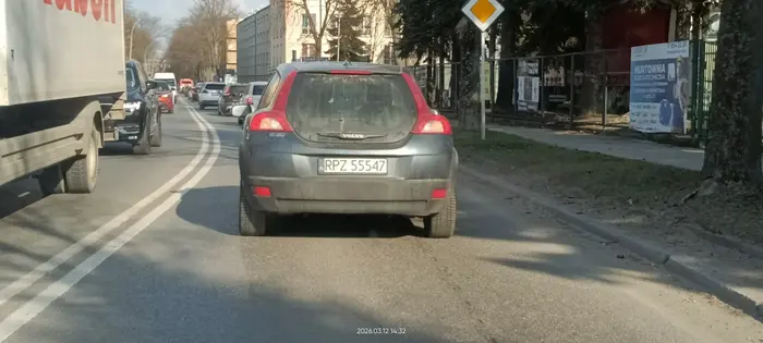 Wjebał się na drogę, jak dzik w ziemniaki.