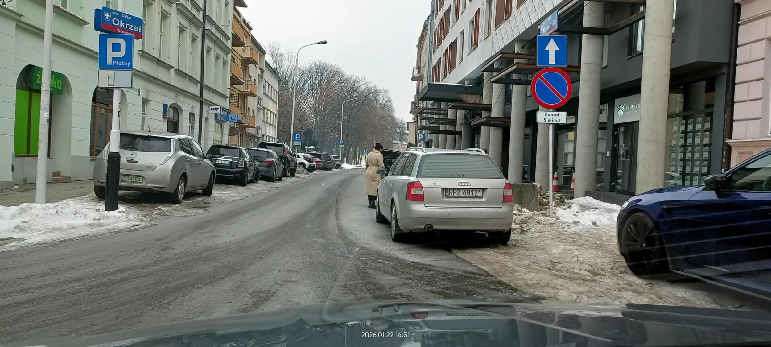 Święta krowa parkuje na skrzyżowaniu.