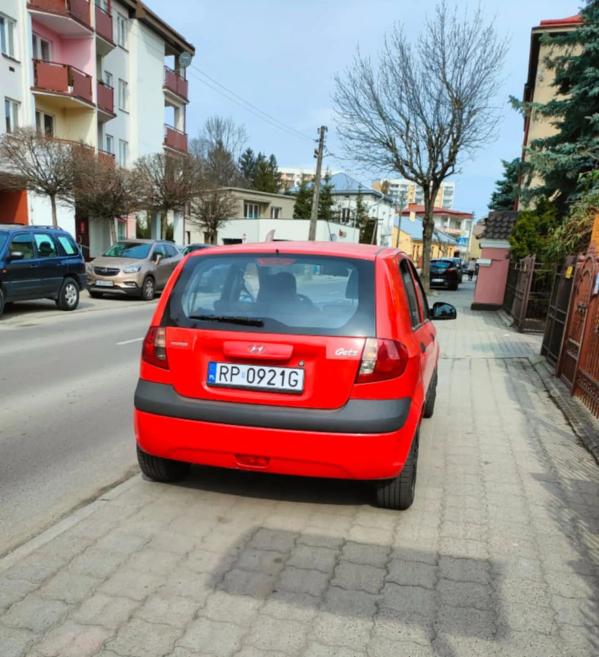 Sowietka w czerwonym czołgu znacznie przekracza prędkość stojąc w miejscu nie dozwolonym zaliczająć każdą dziurę.