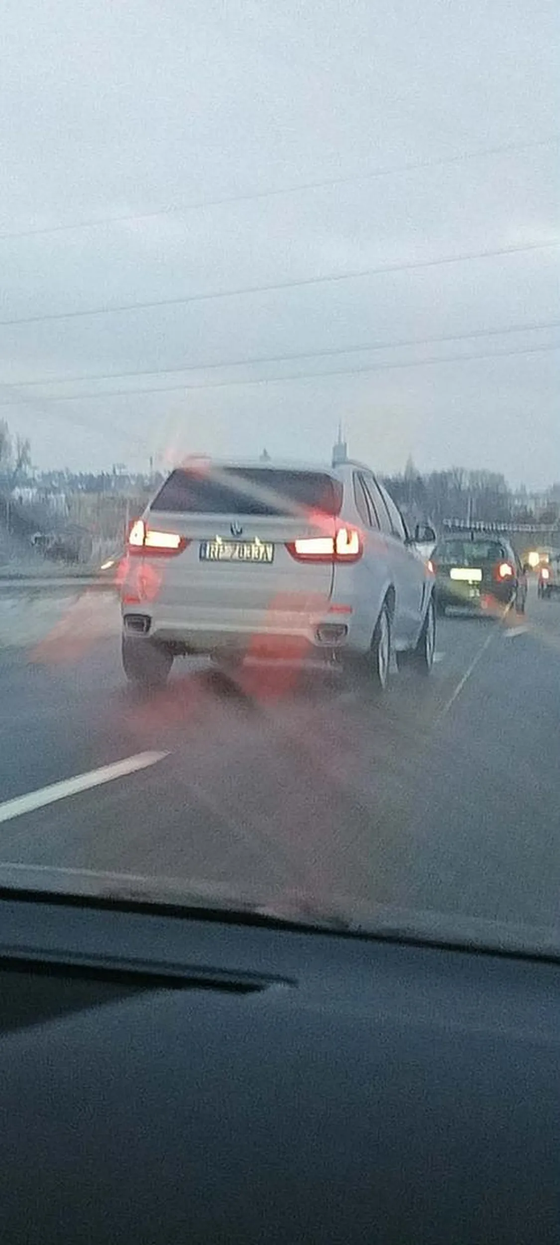 Kierowca notorycznie jedzie dwoma pasami ruchu. Inni jakoś potrafią się zmieścić na swoim pasie.