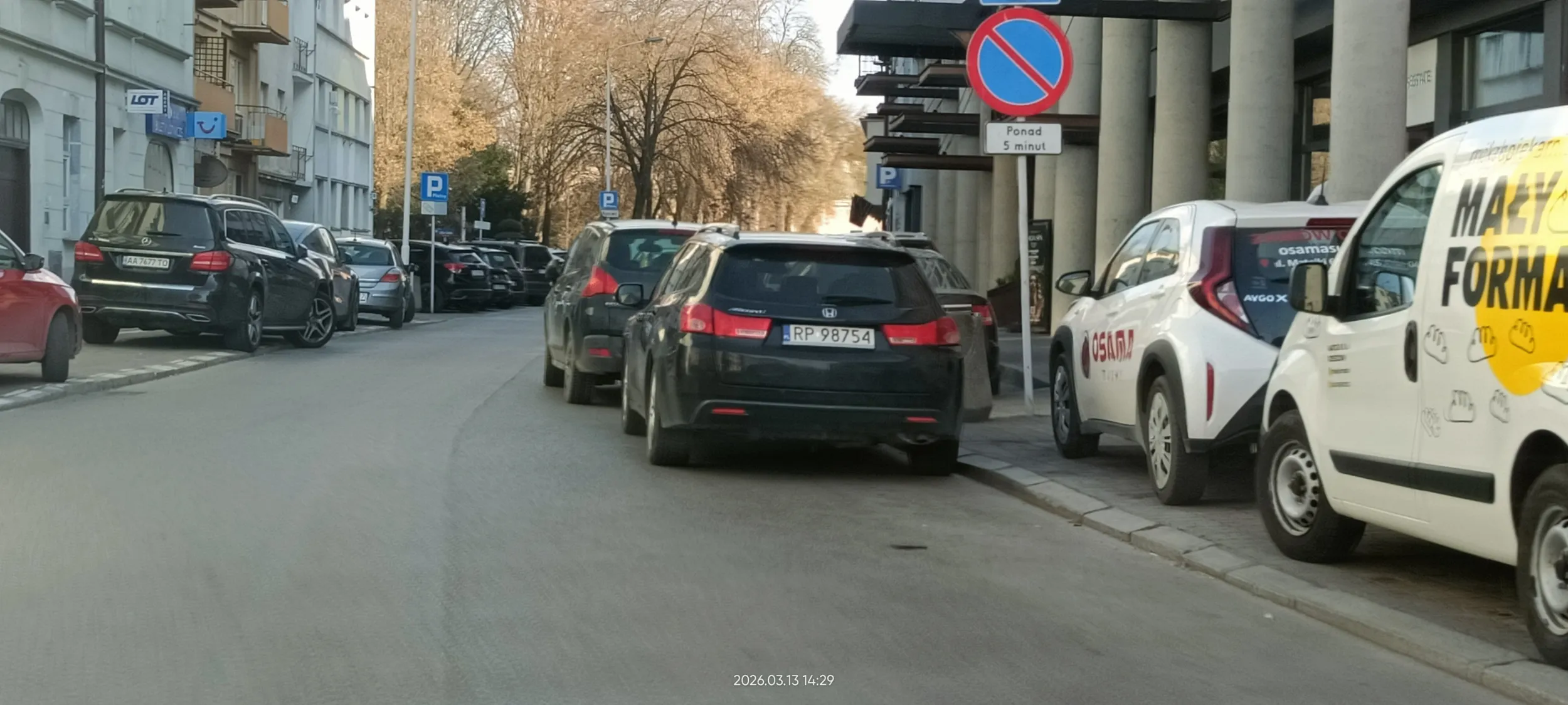 Parkuje na skrzyżowaniu.