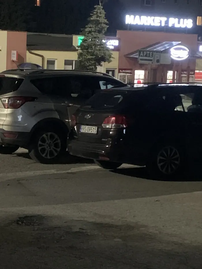 Wyzywa innych na drodze jezdzi bardzo szalenie po drodze i stawarza zagrozenie