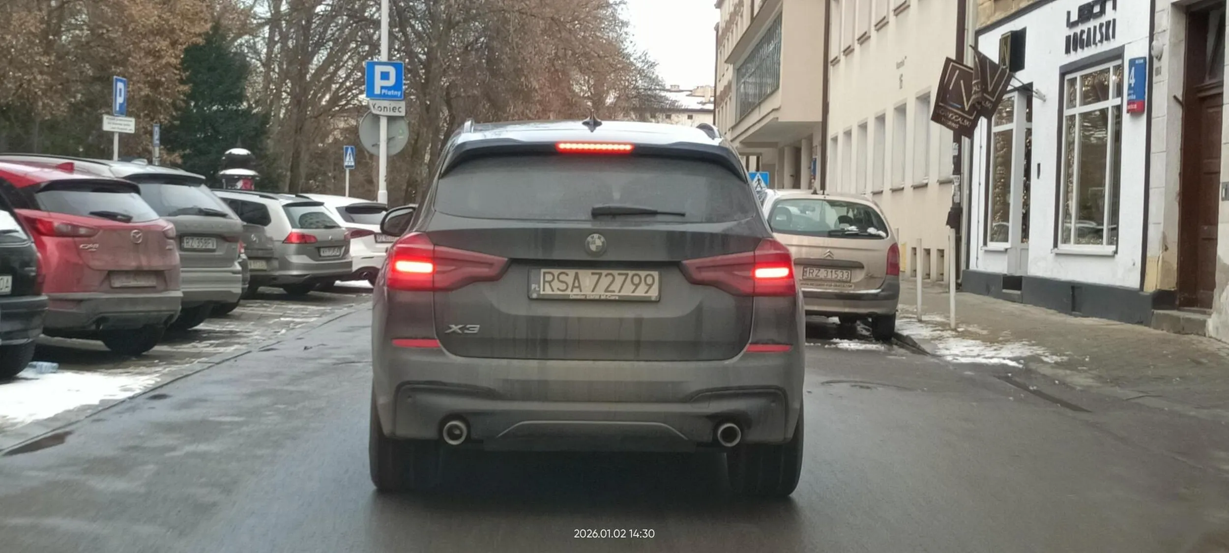 Kretyn nie zatrzymał się na stopie przed skrzyżowaniem i nie patrząc czy ktoś jedzie wjebał się prosto przed maskę.