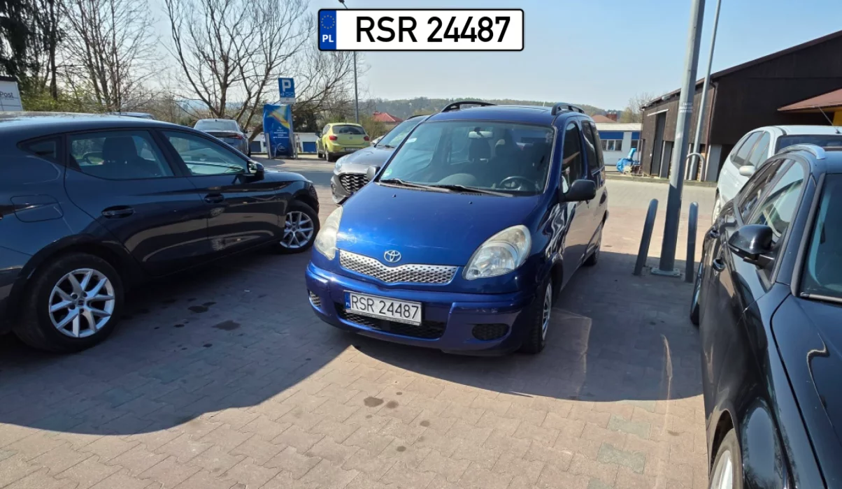 Przynajmniej przód nie wystaje myśli kierowca.