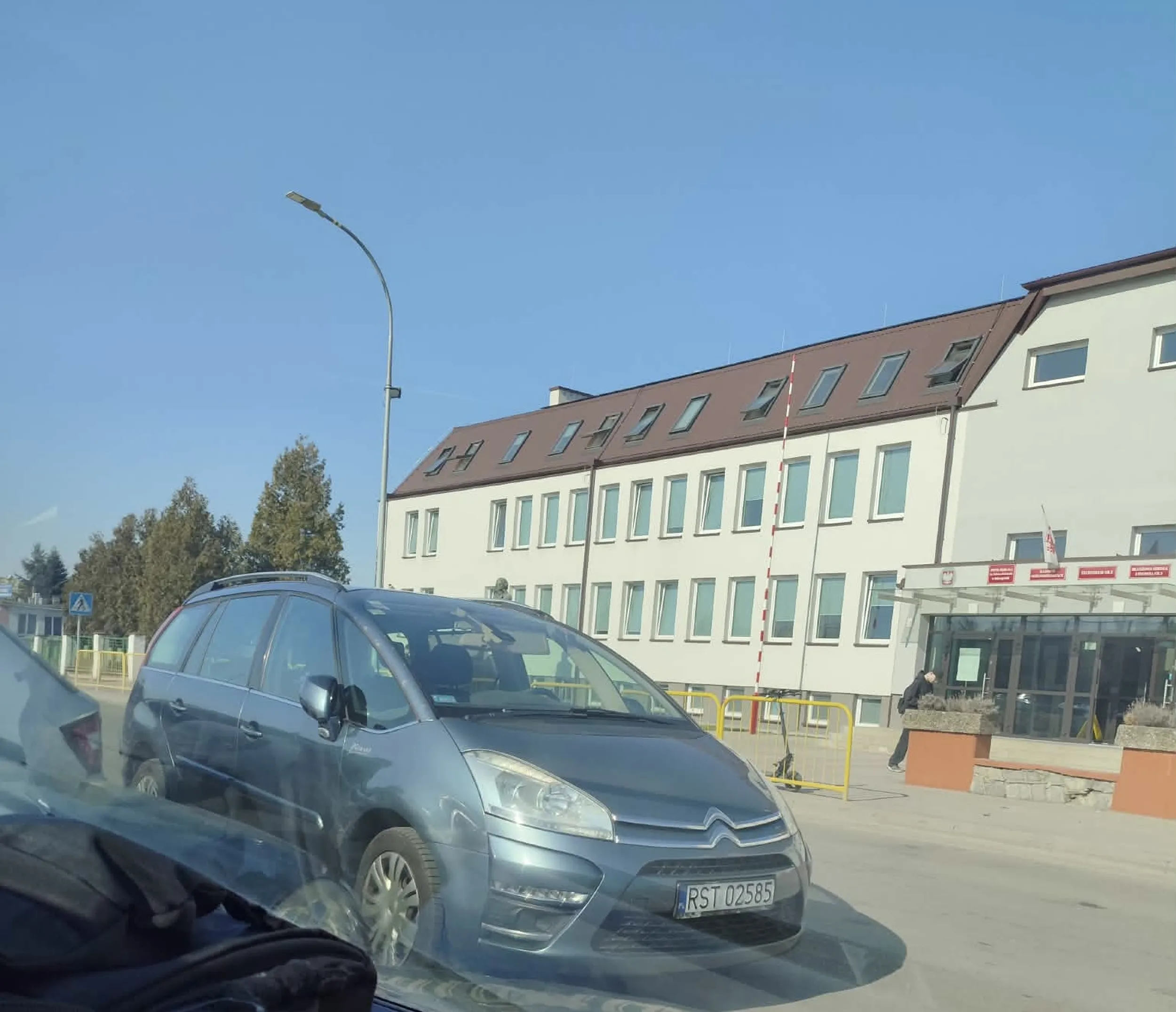zablokowanie parkingu obok szkoły