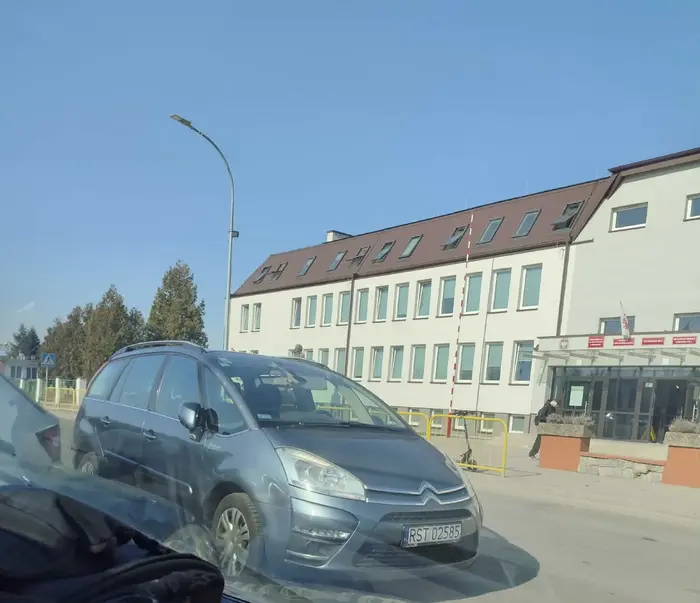 zablokowanie parkingu obok szkoły