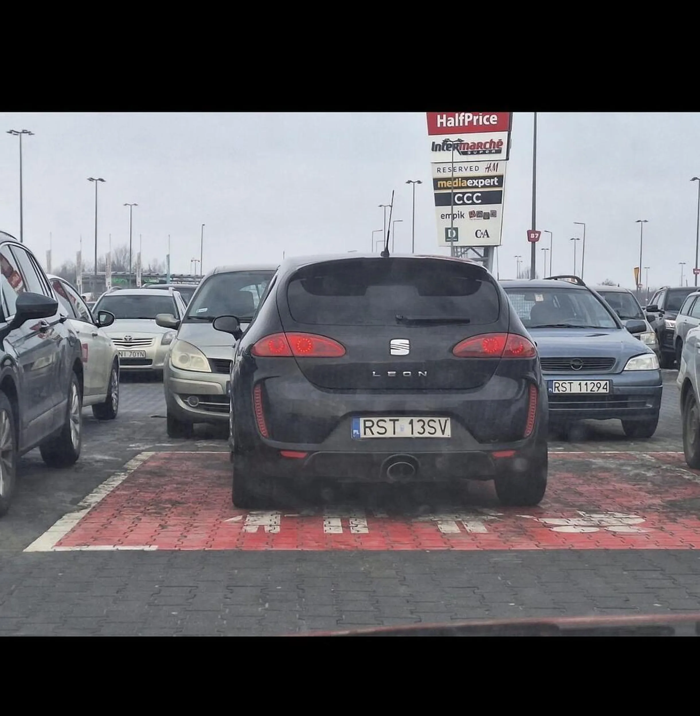 Żuje gumę którą zaparkowała dumnie w jej ustach paniusia