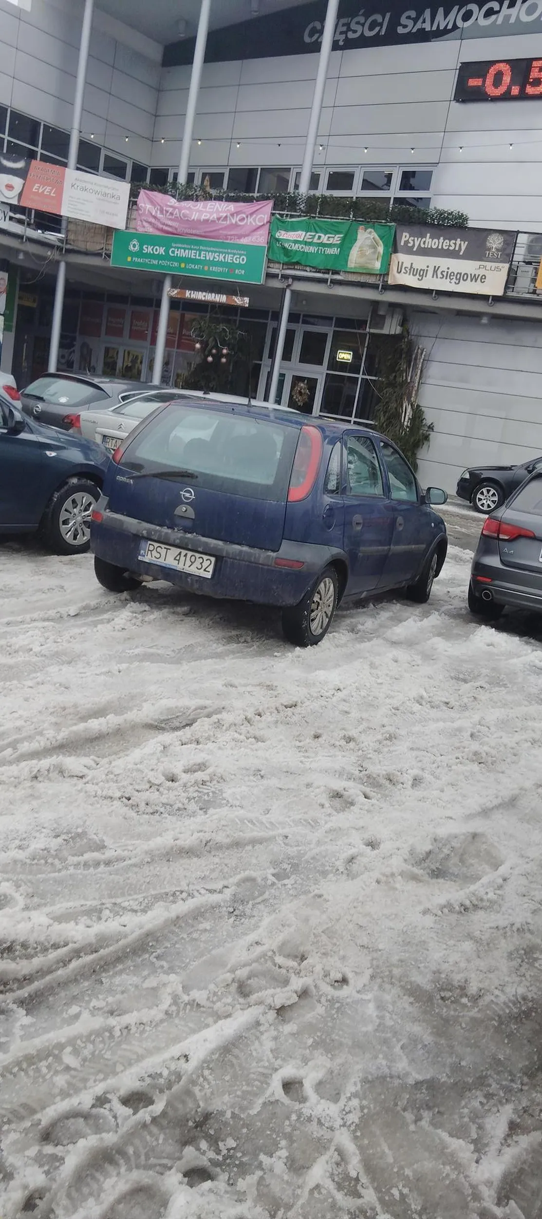 Za takie parkowanie powinni sypać po 4 tysiące mandatu.