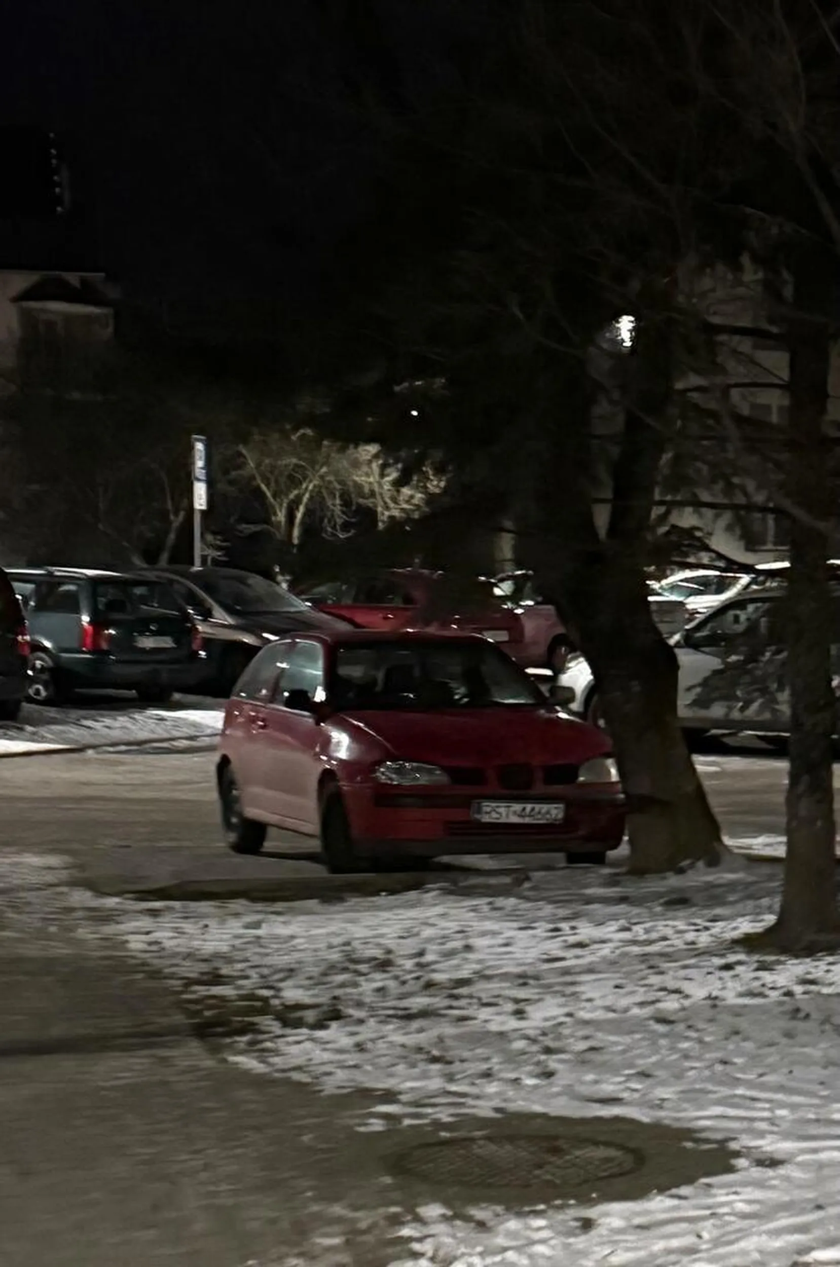 Dziewucha prawo jazdy w chipsach wygrała. Parkuje zajmując dwa miejsca. Patrząc na stan auta - szyba na taśme i niedomykająca się maska oraz na to jak parkuje to polecałbym kurs doszkalający.