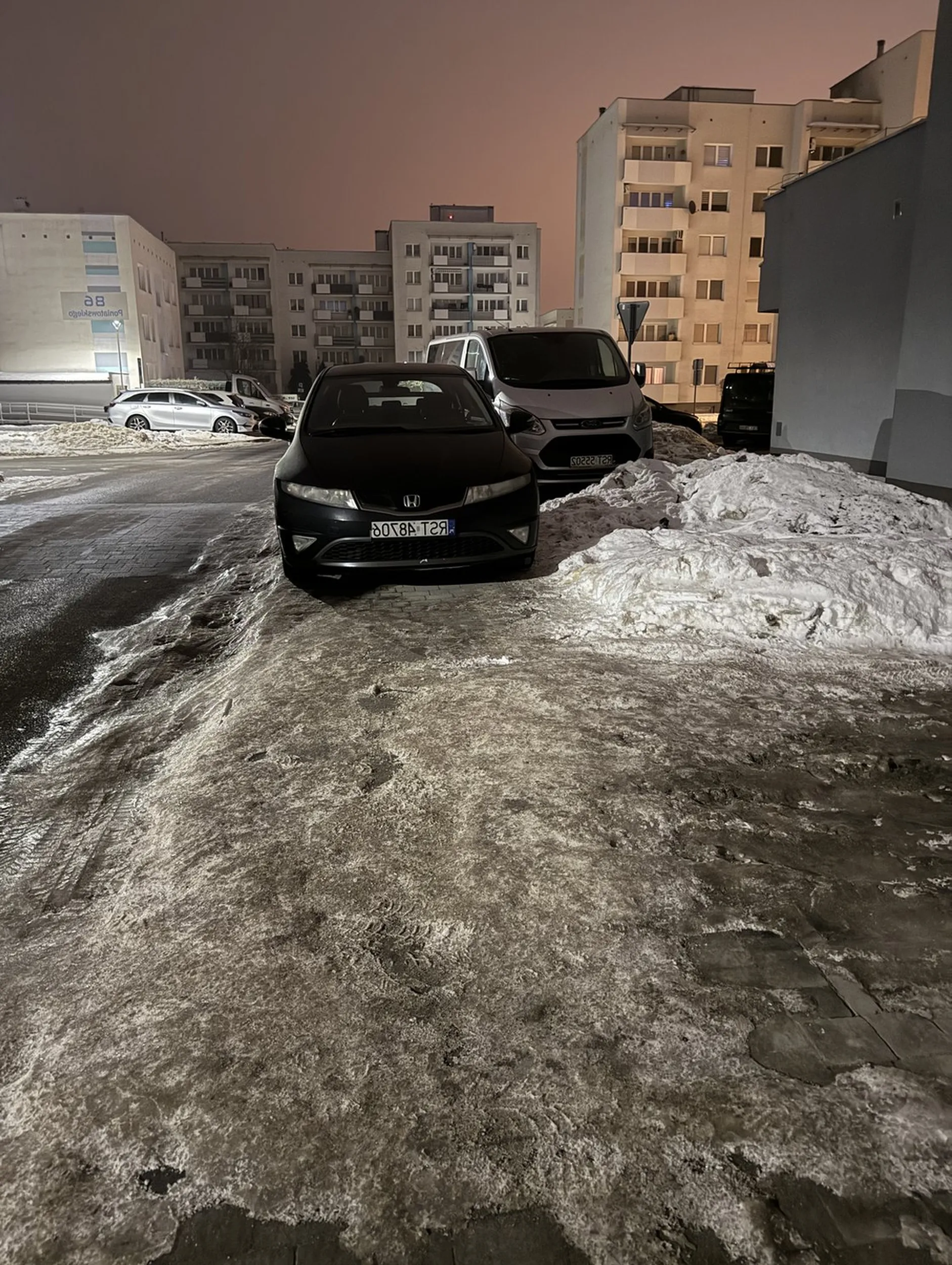 Pod wiate śmietnikową jeszcze wjedź tym gruzem. Zima, wszedzie lód a ten zaparkował na samym środku chodnika. Jak już nie ma miejsca parkingowego to zostawia się wedle przepisów 1,5m chodnika lub chociaż tyle by pieszy mógł skorzystać z chodnika, ludzie z wózkami mają iść ulicą bo hondziarza auto utożsamia się jako pieszy. Obyś na drugi raz trafił na kogoś bardziej zawistnego niż ja i by ci to auto odholowali z mandatem w prezencie