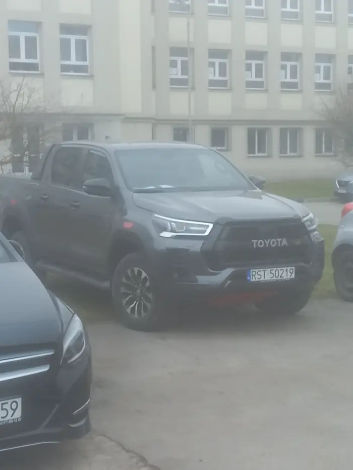 Naucz sie parkowac i nie niszcz zieleni babo