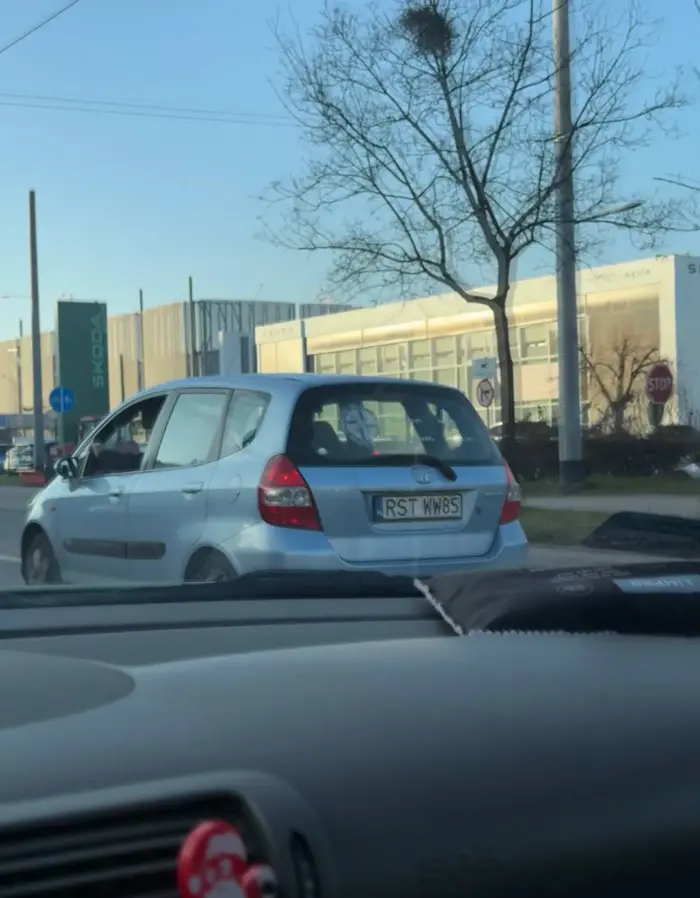 Zwykły brudas, peta wywalił na ulicę a po zwróceniu uwagi że śmieci zaczął wyzywać. Szkoda że firmy na szybie nie widać dokładnie