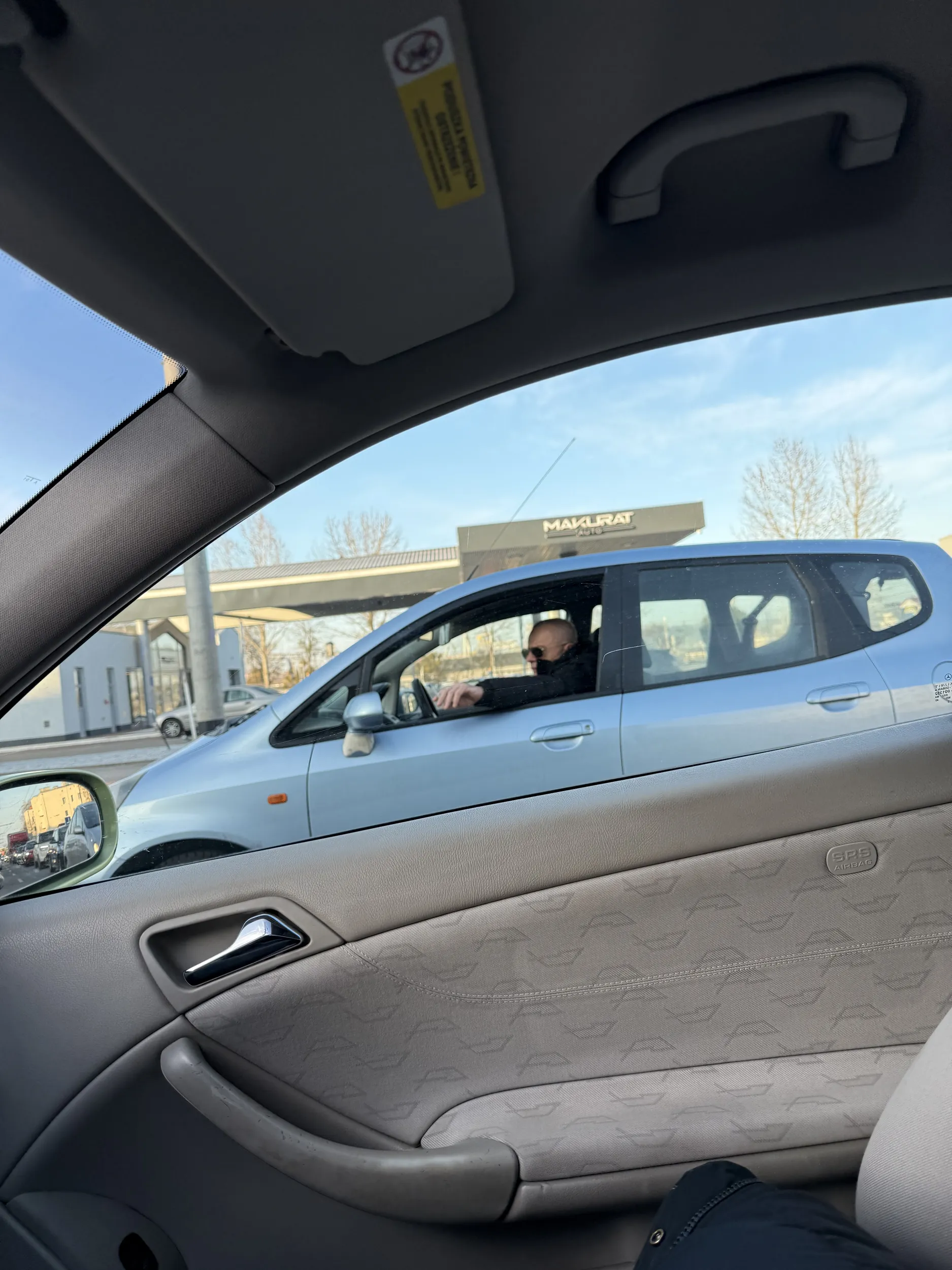 Zwykły brudas, peta wywalił na ulicę a po zwróceniu uwagi że śmieci zaczął wyzywać. Szkoda że firmy na szybie nie widać dokładnie