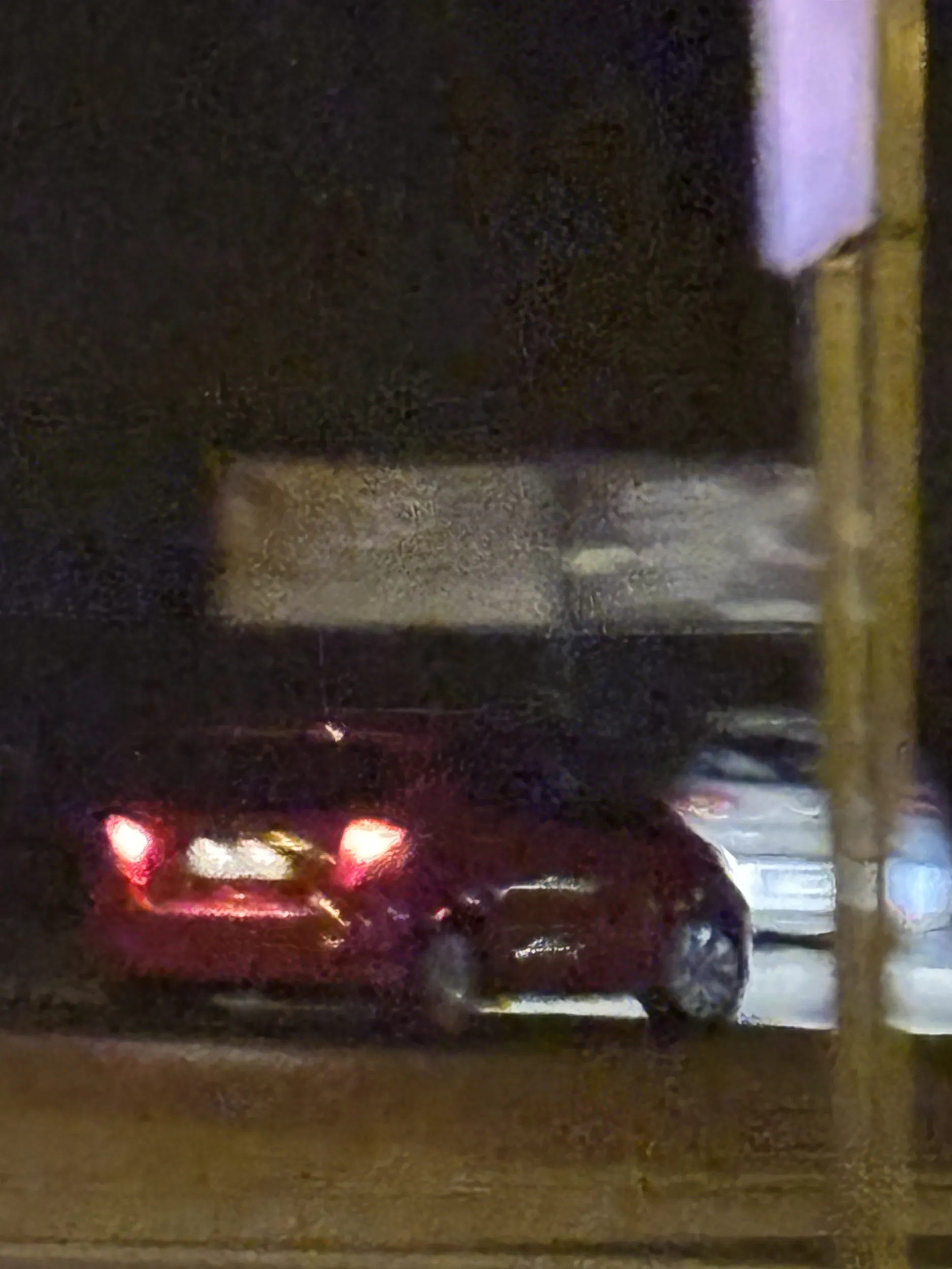 Kierowca tego pojazdu powoduje zagrożenie w ruchu lądowym szczególnie gdy za kierownicą jest niska blondyka