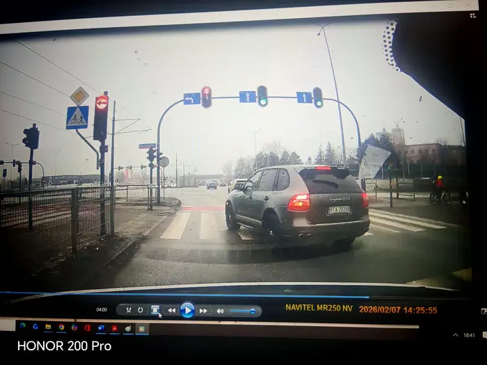 Łódź. Wszyscy czekają kilka sygnałów do lewoskrętu ale hrabia nie może bo ma Porsche i wbija się na pierwszego z pasa do jazdy na wprost ?