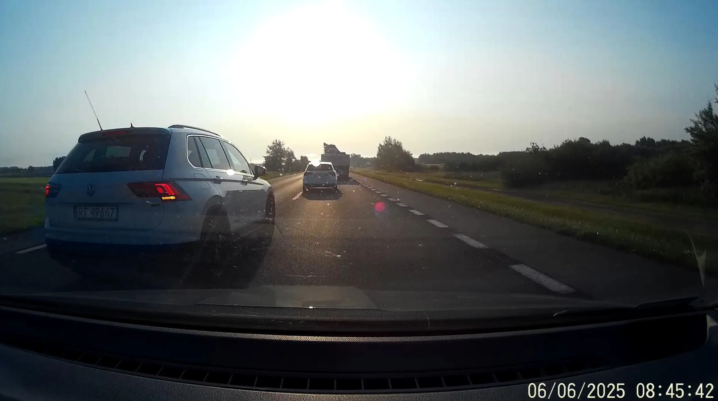 Kierowca wpycha się i zajeżdża drogę przy wyprzedzaniu, zmusza do hamowania i zjechania do prawej zamiast poczekać na swoją kolej.