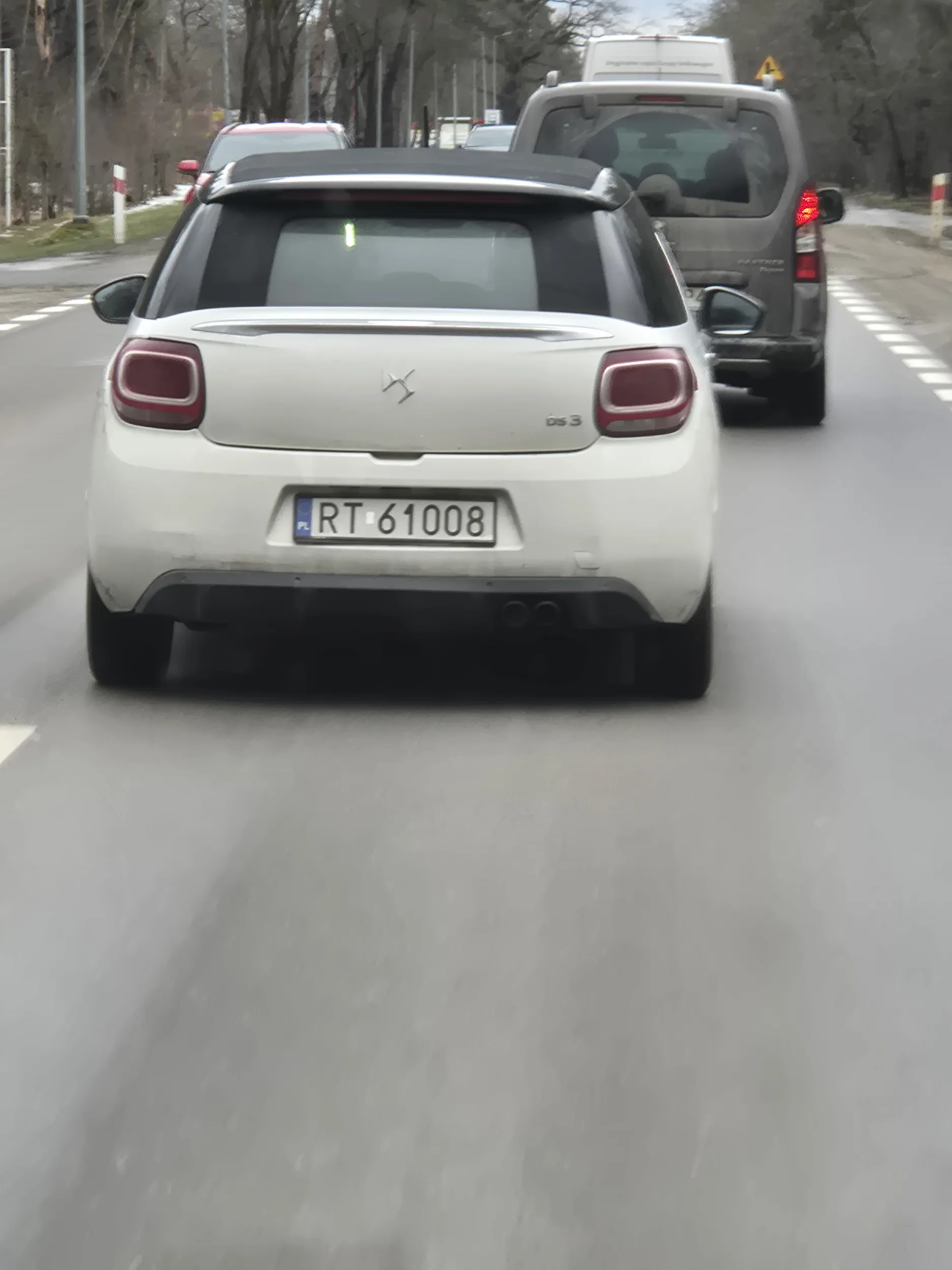 zaktyu łeb wyprzedza na czołowe centymetry dzieliły nas żone i dwoje dzieci od kolejnej tragedii zakuty łeb wyprzedzał na łuku drogi nr.801 samochód ciężarowy na podwójnej ciągłej. Nagranie trafiło na policje.