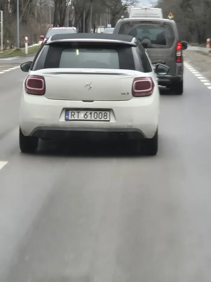 zaktyu łeb wyprzedza na czołowe centymetry dzieliły nas żone i dwoje dzieci od kolejnej tragedii zakuty łeb wyprzedzał na łuku drogi nr.801 samochód ciężarowy na podwójnej ciągłej. Nagranie trafiło na policje.