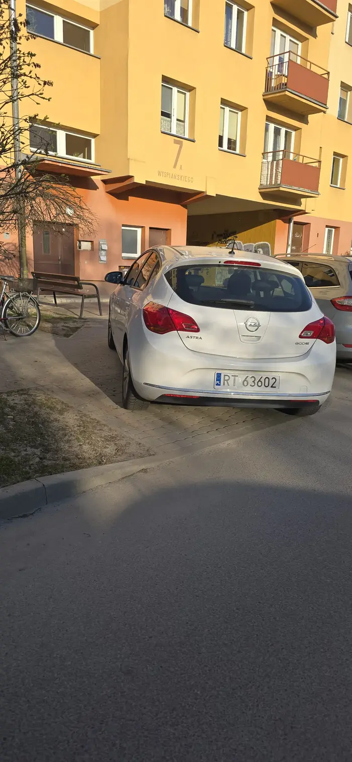 To jest chodnik a nie parking!!