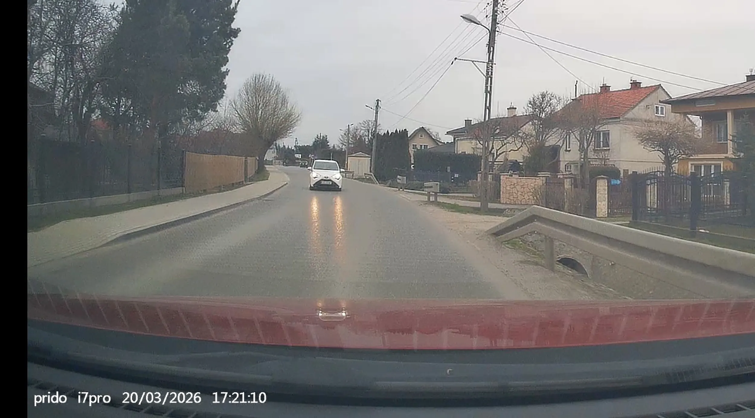 Pragnąłbym poinformować szanownego Pana bądź Panią że nie jest Robertem Kubicą, Pańska Toyota Aygo w kolorze nasienia nie jest BMW M4 a ulica Słocińska nie jest torem Nurburgring i jazda środkiem (na zderzenie czołowe) w celu uzyskania lepszego kąta podczas wchodzenia w zakręt (lub po prostu było to wynikiem prowadzenia prąciem lub kolanem) jest wielce nie wskazana. Nie pozdrawiam