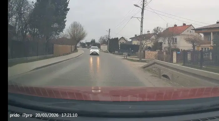 Pragnąłbym poinformować szanownego Pana bądź Panią że nie jest Robertem Kubicą, Pańska Toyota Aygo w kolorze nasienia nie jest BMW M4 a ulica Słocińska nie jest torem Nurburgring i jazda środkiem (na zderzenie czołowe) w celu uzyskania lepszego kąta podczas wchodzenia w zakręt (lub po prostu było to wynikiem prowadzenia prąciem lub kolanem) jest wielce nie wskazana. Nie pozdrawiam