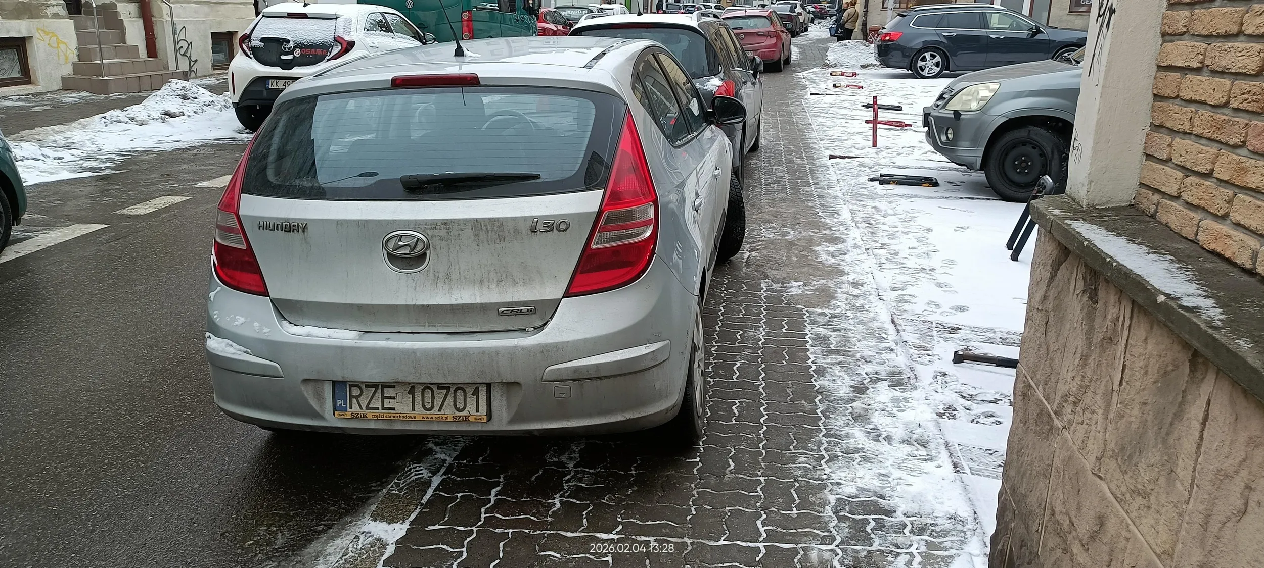 Święta krowa chodnikowa A starsza osoba z chodnikiem musi iść ulicą.