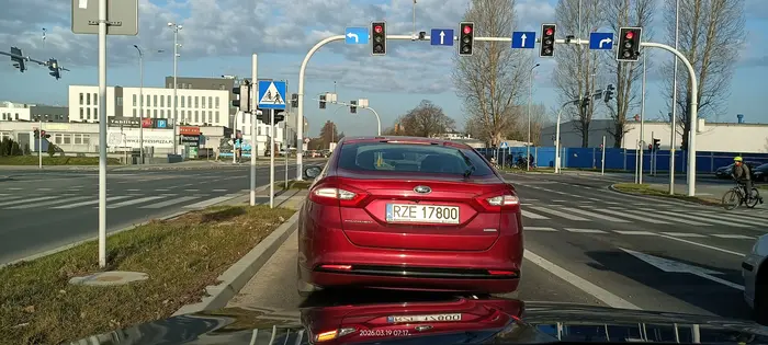 Kretyn nie potrafi poruszać się po rondzie. Wjeżdża z lewego pasa na wewnętrzny, po czym w ostatniej chwili wpycha się komuś przed pierwszym zjazdem na prawy pas żeby zjechać. Do tego zatrzymuje się w poprzek prawego pasa blokując całe rondo. Na kolejnym skrzyżowaniu w ostatniej chwili przed sygnalizacją zjeżdża na pas do skrętu w lewo.