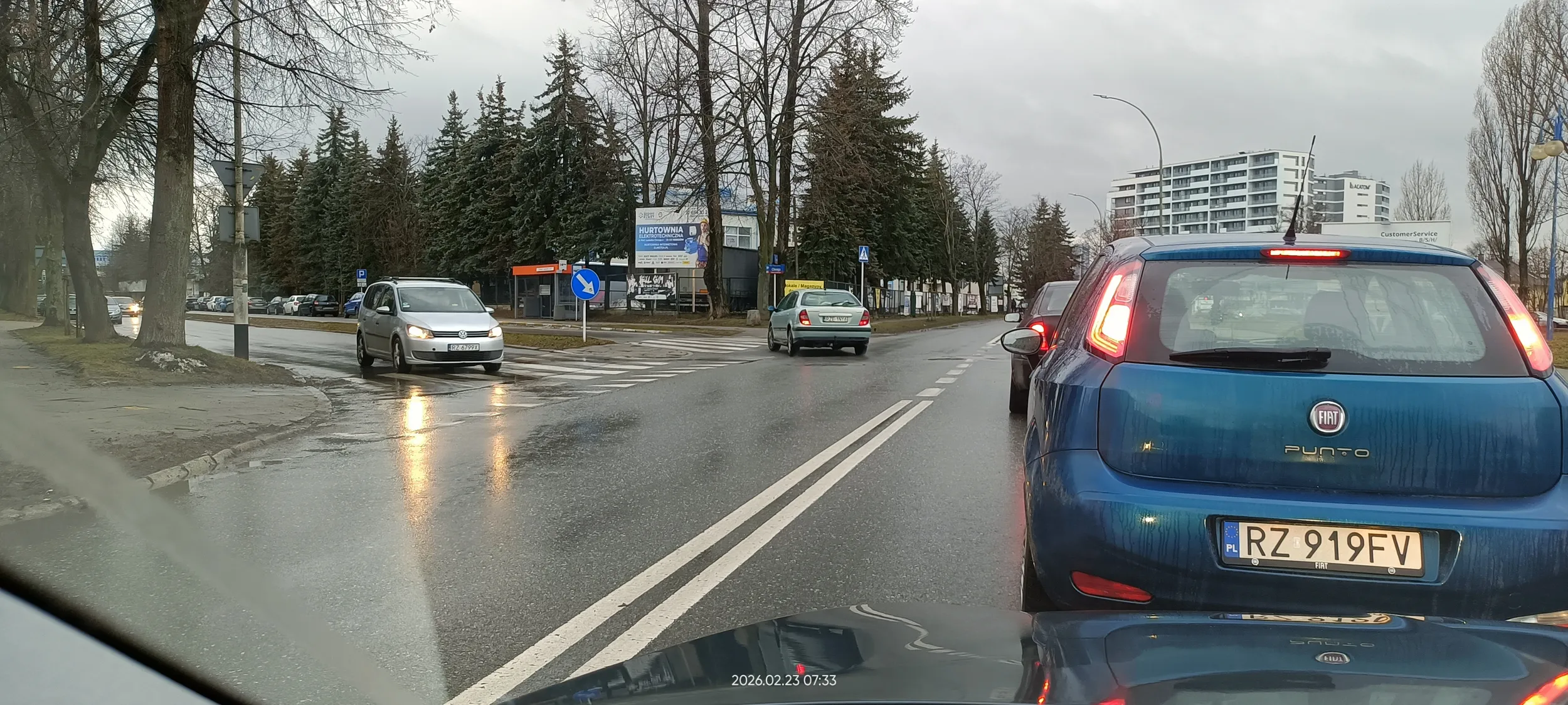 Kretyn na skrzyżowaniu jeździ "pod prąd".