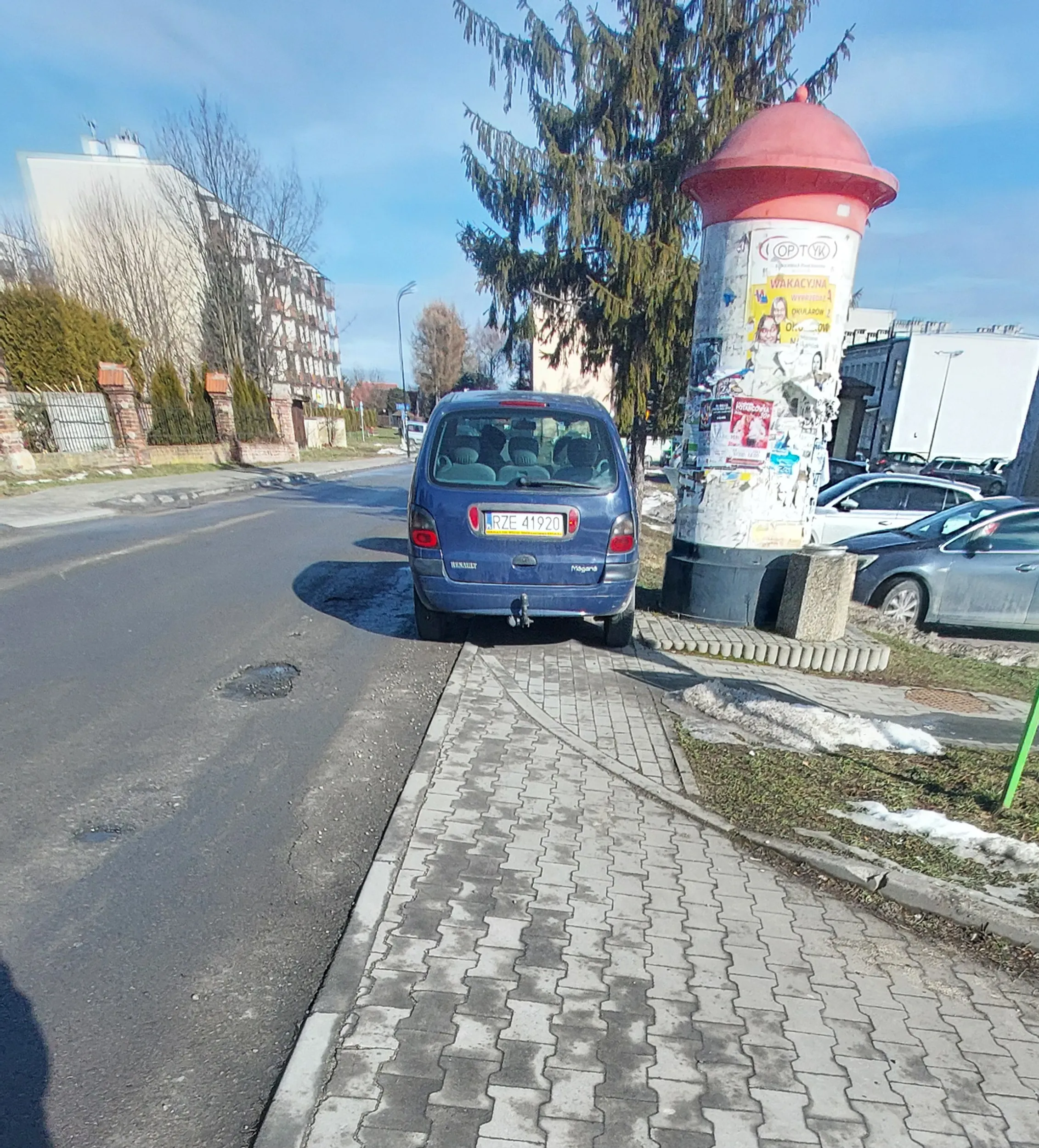 Starszy człowiek w pojeździe, brak możliwości prowadzenia pojazdu z względu na wiek łamie podstawowe przepisy