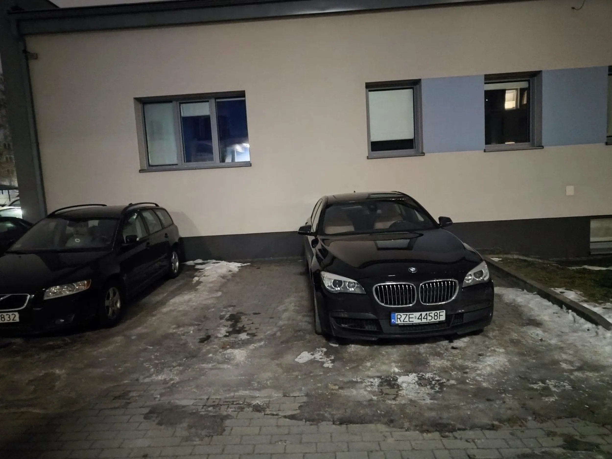 Rozwalił się na dwóch miejscach na pożądanym parkingu pewnie żeby czasem mu ktoś tej kobyły nie dotknął