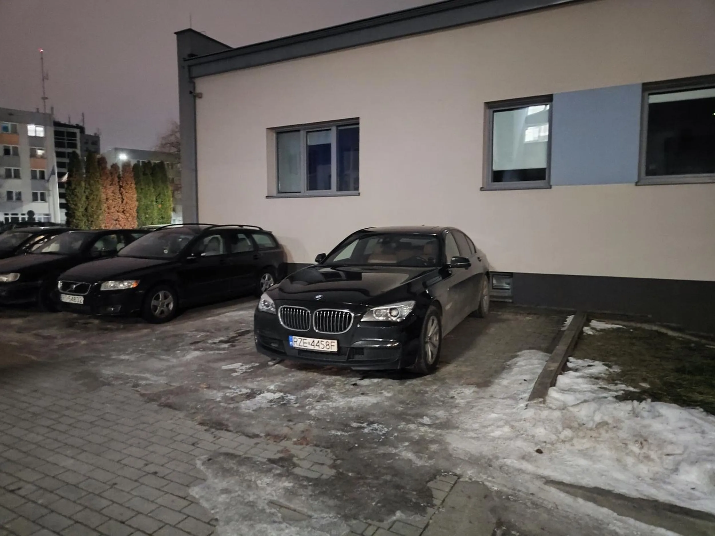Rozwalił się na dwóch miejscach na pożądanym parkingu pewnie żeby czasem mu ktoś tej kobyły nie dotknął