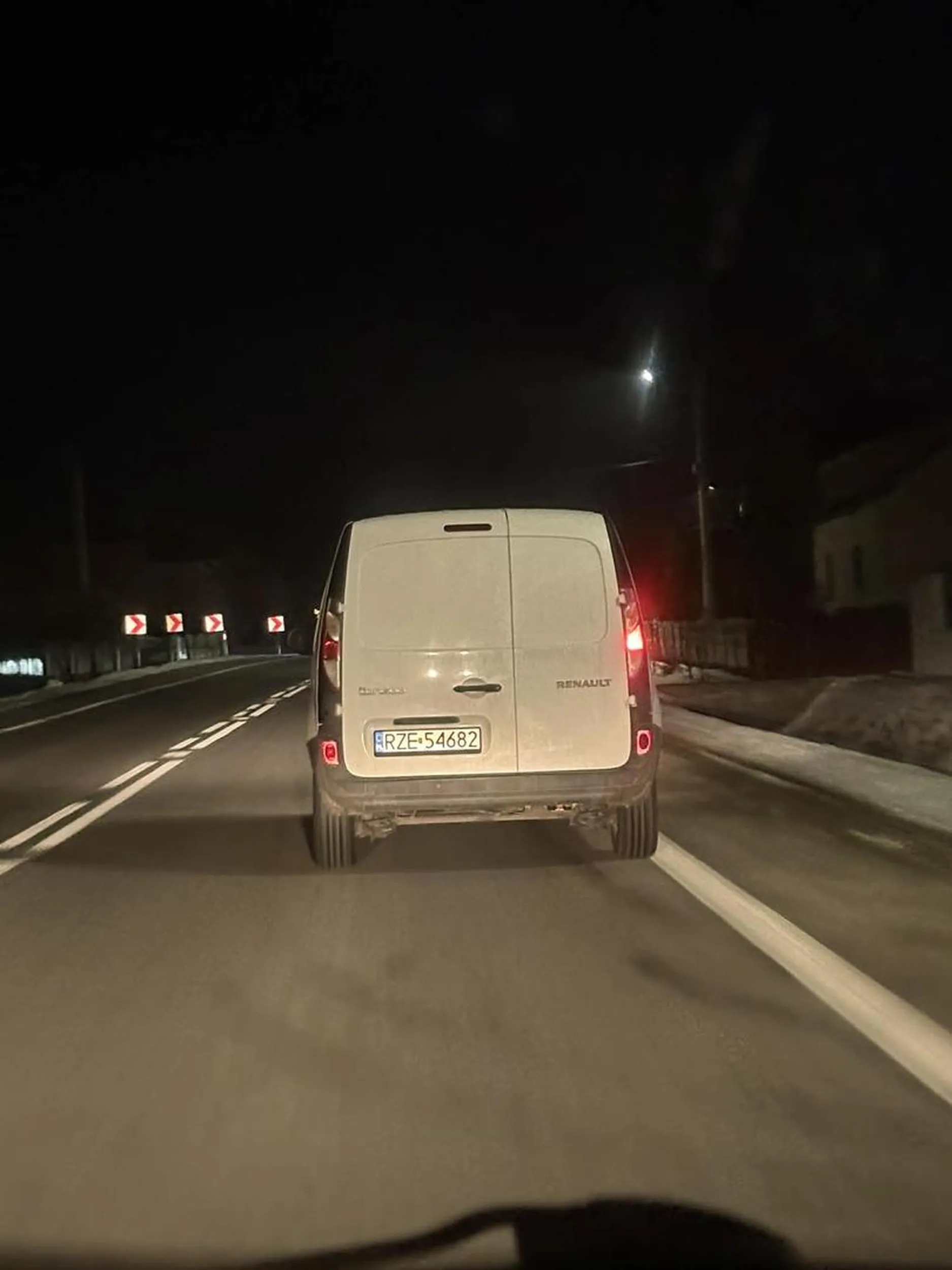 Jedzie jak szalony bez jednego światła i wymija koty